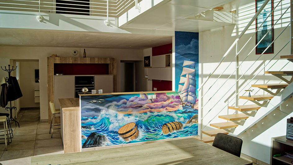 fresque&nbsp; océan trois mat et baril de rhum pour l'habillage d'un bar dans une villa à Plouescat