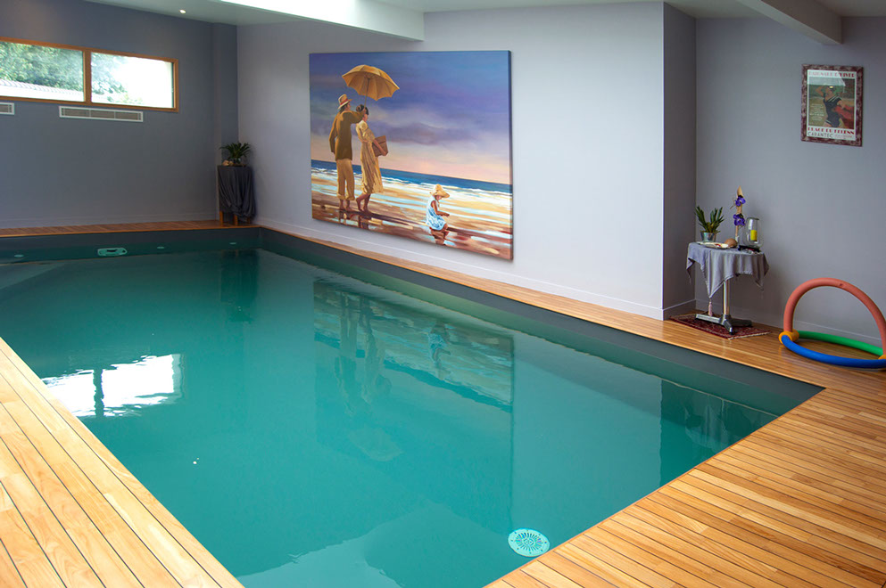fresque murale tableau artiste pour piscine intérieure design contemporain et luxe à Carantec dans le Finistère en Bretagne