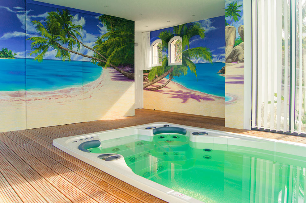 Décoration en trompe-l'oeil d'un spa de nage dans une maison de location saisonnière à Carantec dans le Finistère en Bretagne.