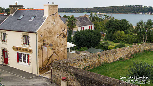 Fresque maritime représantant le patrimoine de baie de Morlaix. Peinture de street art à Locquénolé dans le Finistère