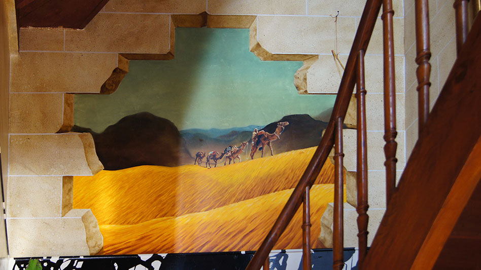 Trompe-l’œil&nbsp; décoration d'un escalier. Voyage en Afrique du nord, caravane de chameaux&nbsp; marchant dans le Sahara.