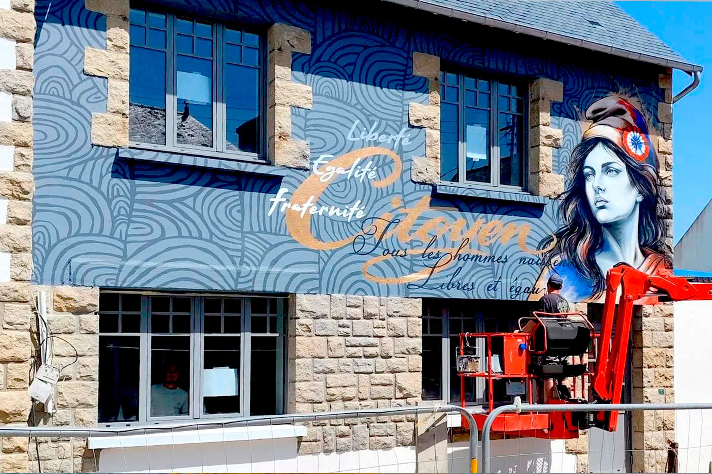 Fresque street art: portrait de la Marianne citoyenne sur une façade de mairie à Trémel, Côtes-d'Armor