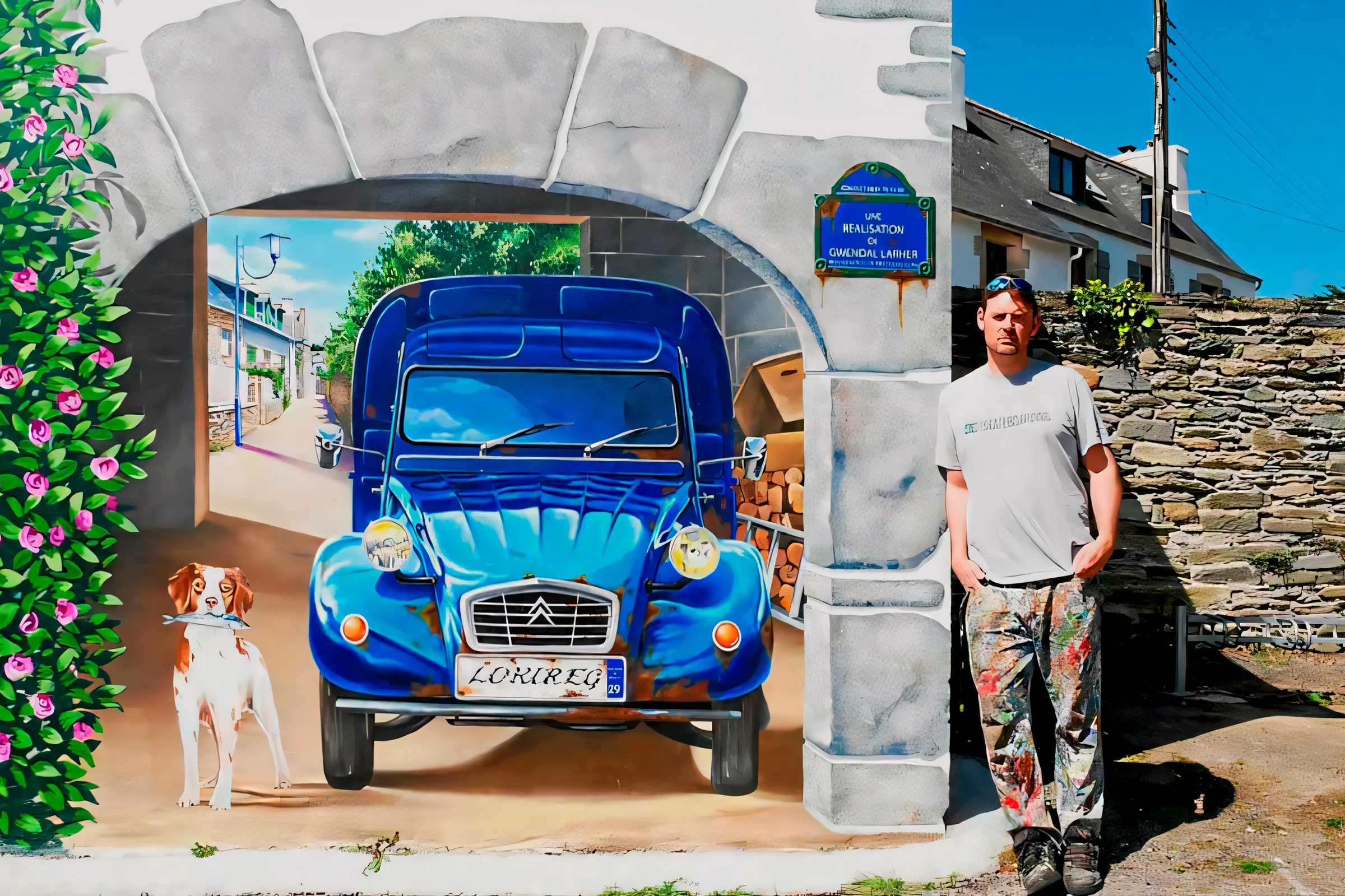 Artiste devant un trompe-l'œil d'arche en pierre avec 2CV bleue et chien, Locquirec