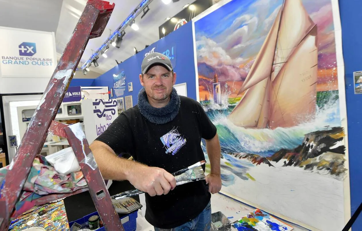 Peintre muraliste au travail dans son atelier en Bretagne, réalisation d'une toile marine sur commande