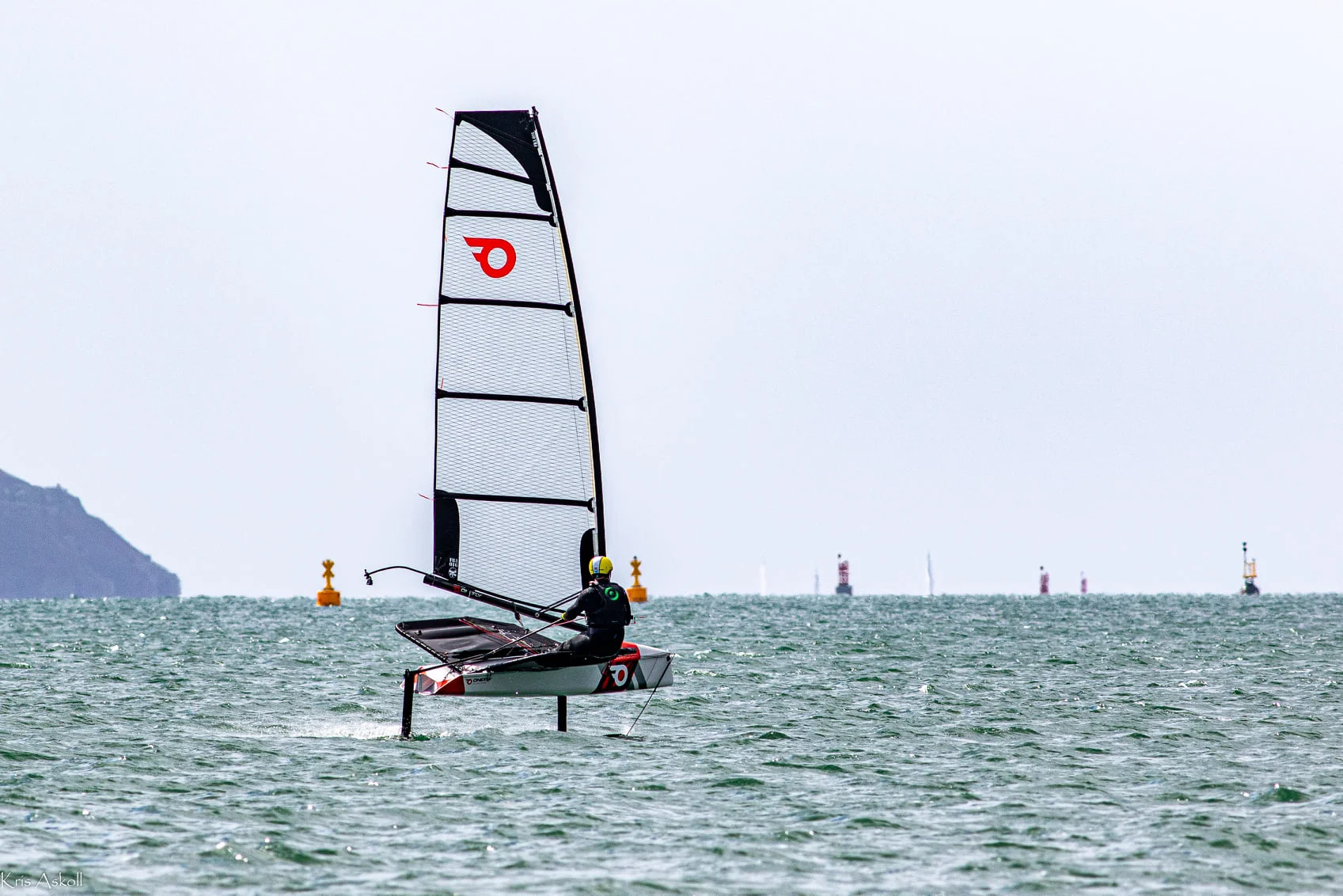 Artiste peintre et navigateur en Moth à foil au large de la Bretagne