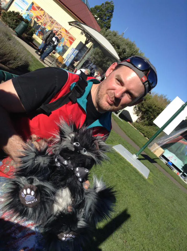 Le muraliste français avec des peluches de diable de Tasmanie sur le site de l'International Mural Fest, à Sheffield
