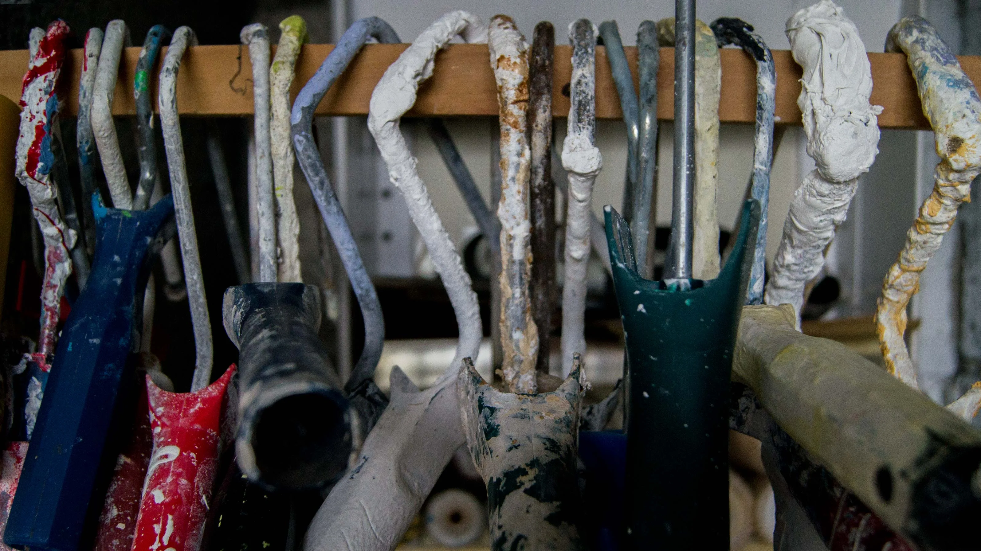 Pinceaux et rouleaux dans l'atelier de l'artiste graffeur muraliste, à Morlaix.