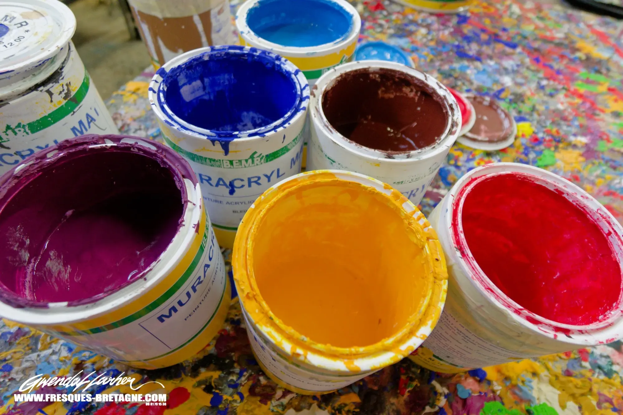 Pots de peinture et palette de couleurs, atelier d'artiste peintre muraliste à Morlaix