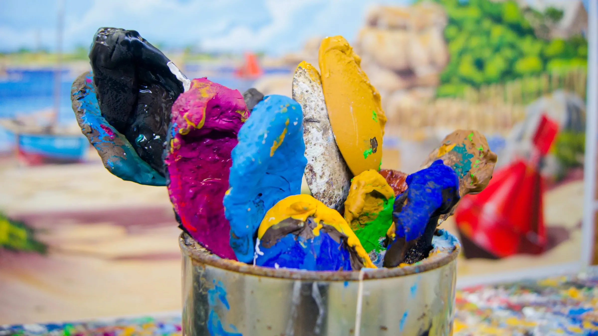 Pots de peinture et spatules multicolores, ambiance d'atelier de fresquiste à Morlaix