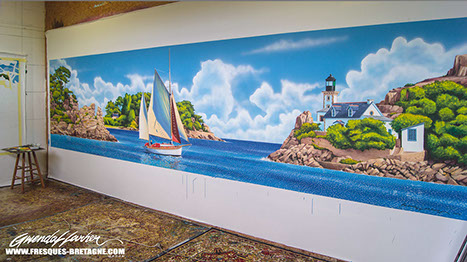 Transformation d’un mur mitoyen en vue mer grâce à une fresque trompe-l’œil peinte sûr toile à maroufler