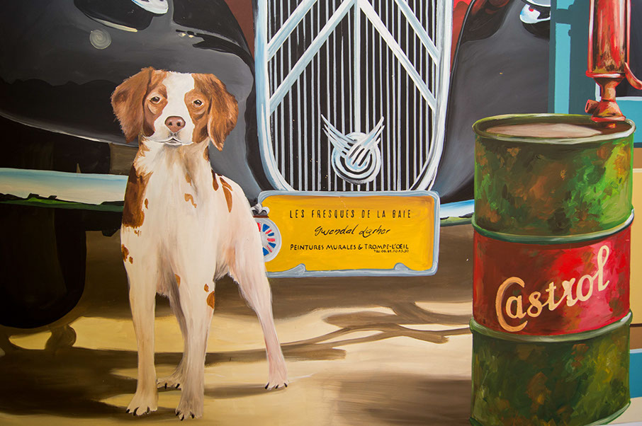 Détail de la fresque murale du gragiste peint en trompe-l'oeil à Guerlesquin ici chien epagneul breton-gwendal larher