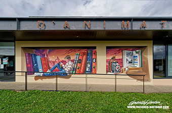 Cette photographie représente une peinture murale peinte en technique dite du trompe-l'œil. Une réalisation du peintre Gwendal LARHER de Morlaix
