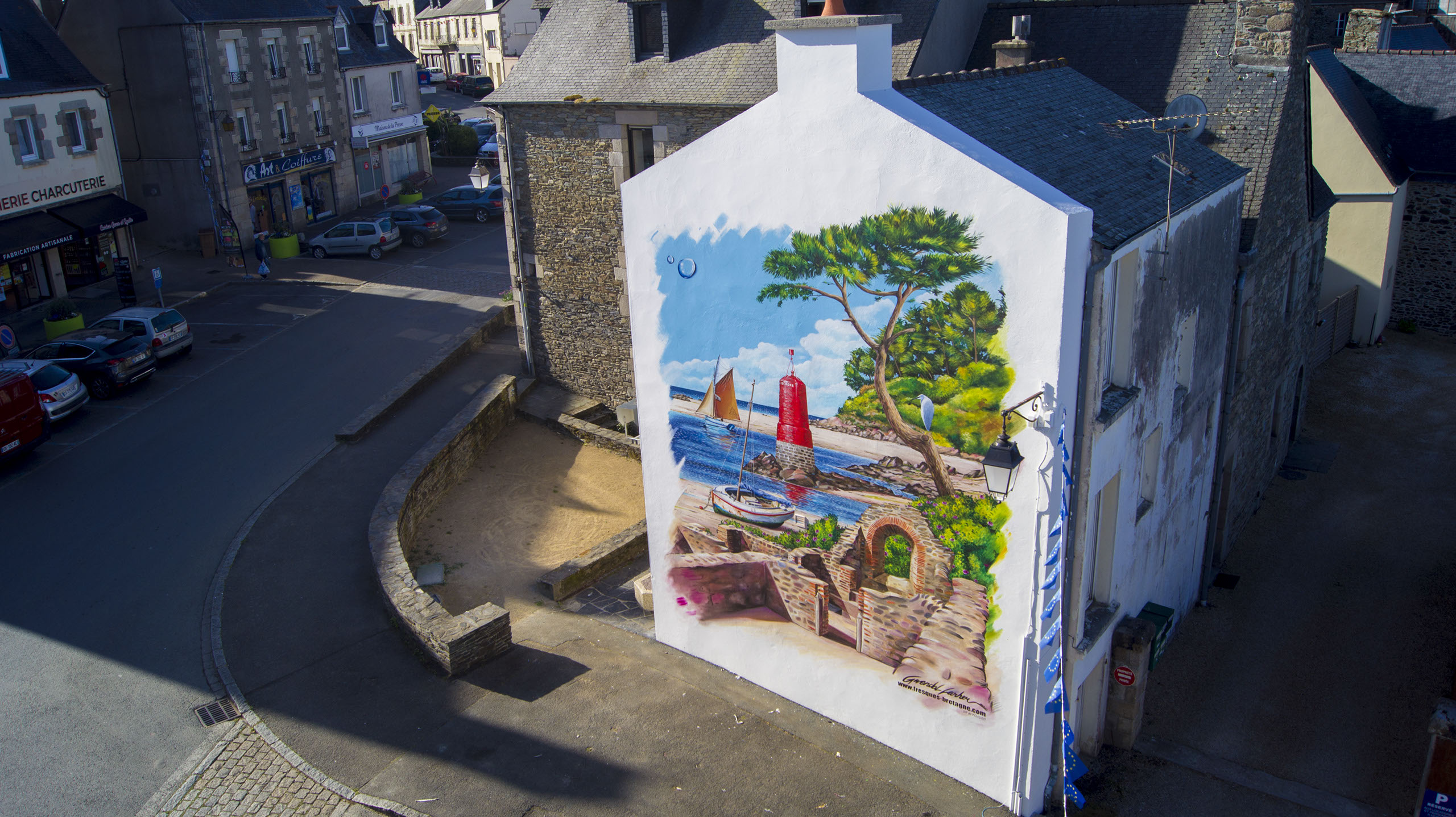 cette image représente&nbsp; une oeuvre de street art . sur la photo le peintre muraliste Gwendal Larher de Morlaix.