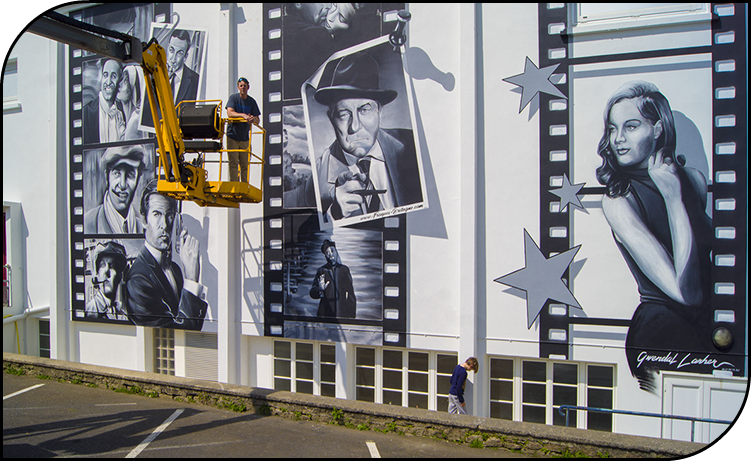 Grande fresque murale de street art cinéma le dauphin à Plouescat dans le finistère