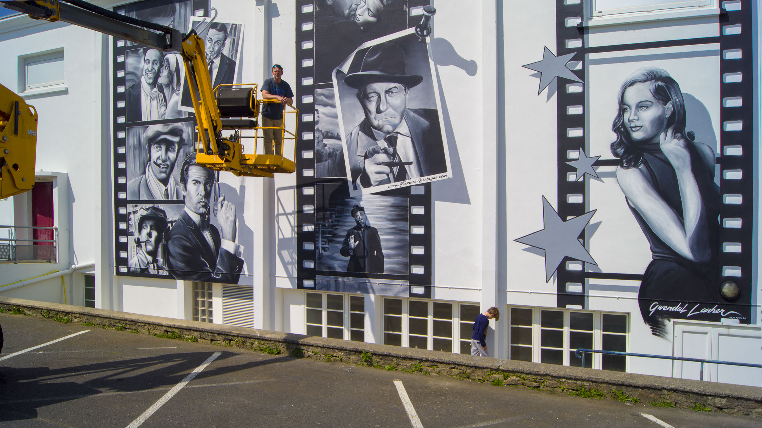 cette image représente  une oeuvre de street art . sur la photo le peintre muraliste Gwendal Larher de Morlaix.