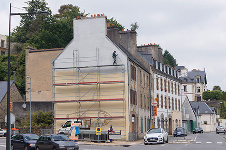 Fresque-murale-trompe-l-oeil-peinture-monumentale-mise en place échaffaudage pour réalisation de la fresque-port de Morlaix-finistère-bretagne