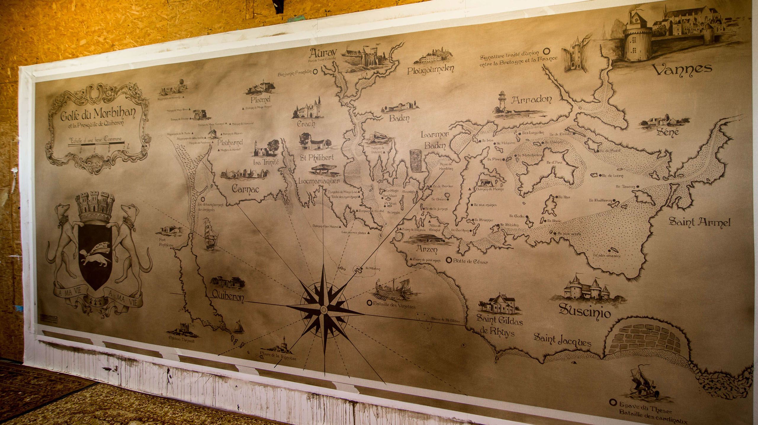 cette image représente  une fresque murale peinte en trompe-l'oeil dans une cuisine à chateau neuf du faou.