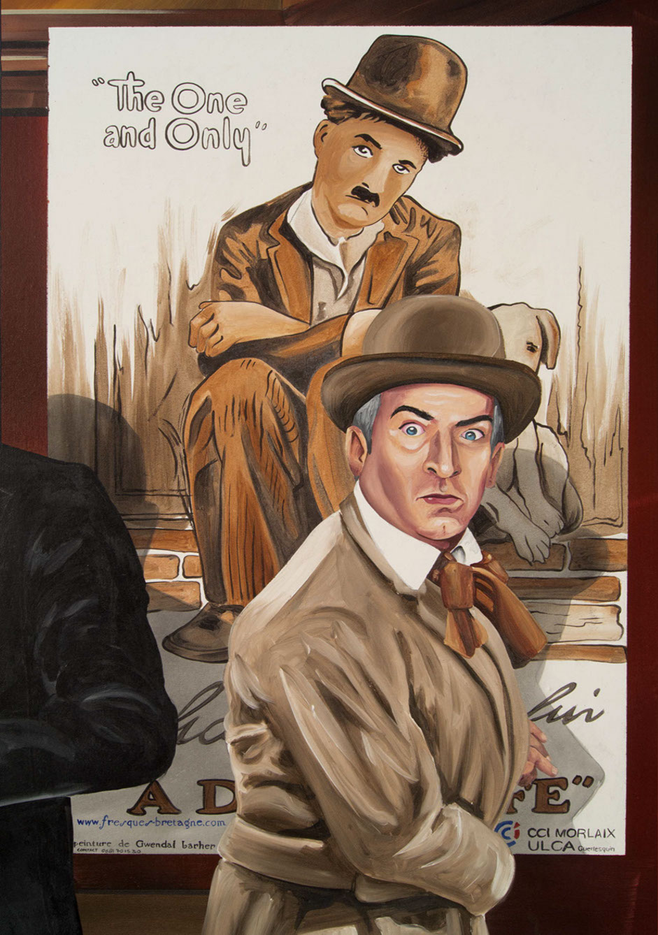 Fresque murale peinte à Guerlesquin- cinéma en en trompe-l'oeil. détail d'une affiche de charlie chaplin et Louis de Funes