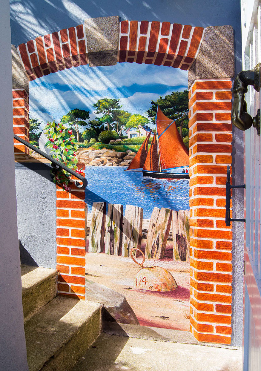 Décoration murale extérieure harmonisant l'escalier avec le paysage maritime de Locquénolé.