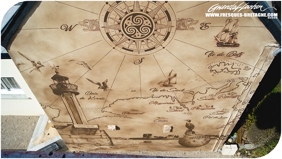 Focus sur le tracé de la carte maritime, soulignant la précision du geste et l'aspect informatif de la fresque de ce rbnb