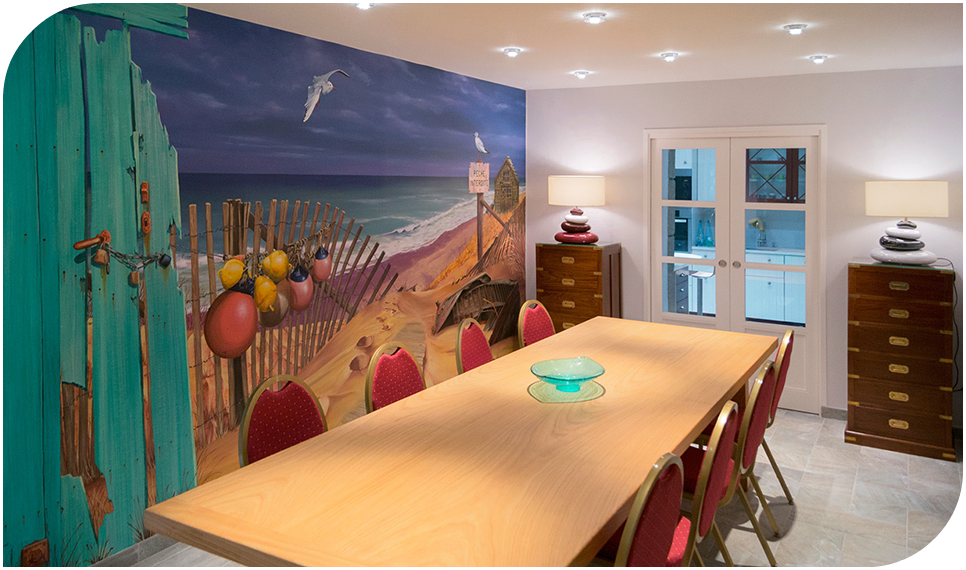 oeuvre murale de marine pour l'habillage de la salle à manger&nbsp; de cette location offre un standing de prestige aux clients.