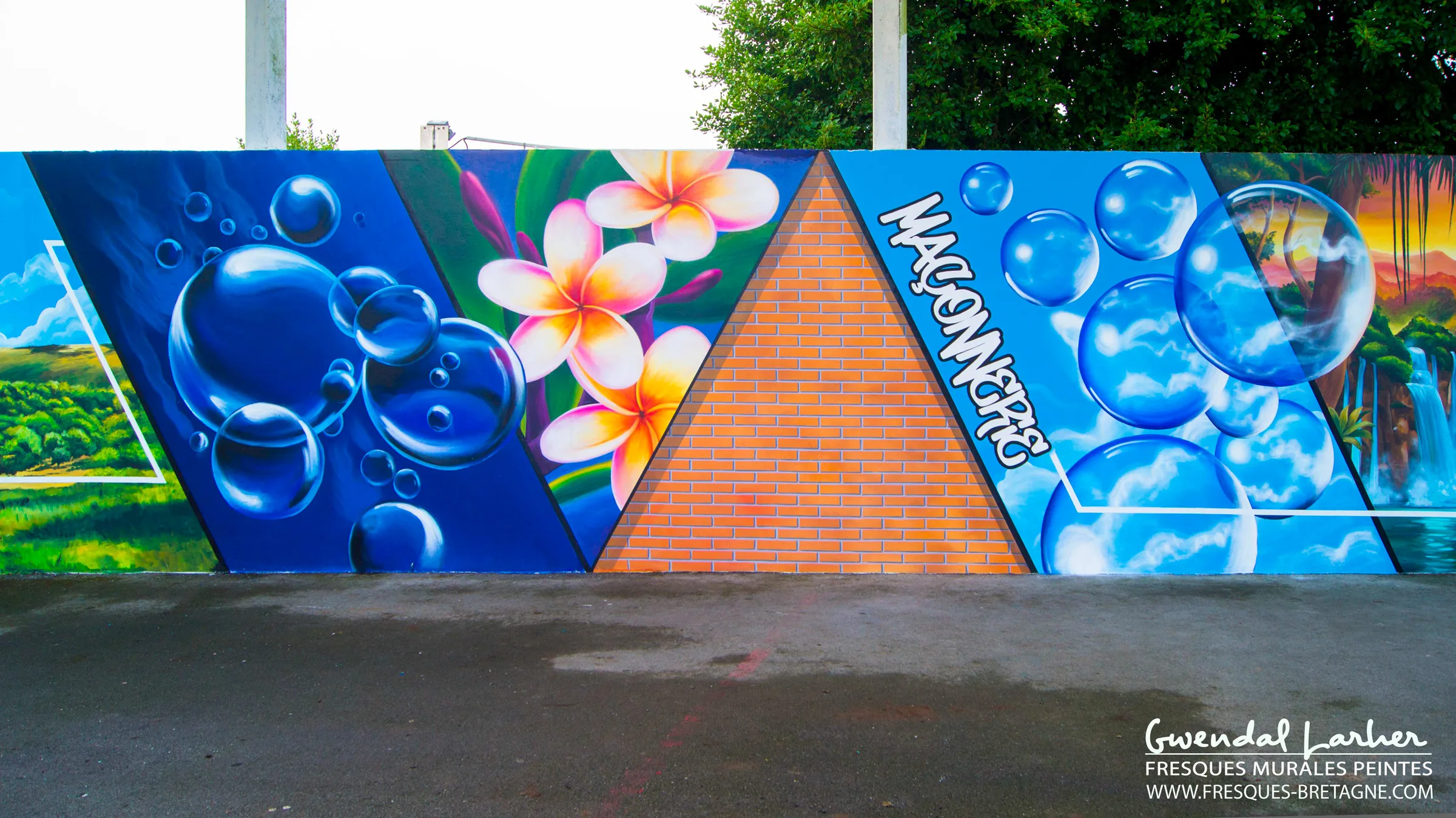Bulles, frangipaniers, pyramide de briques et mot « Maçonnerie » peints au lycée de Pleyben