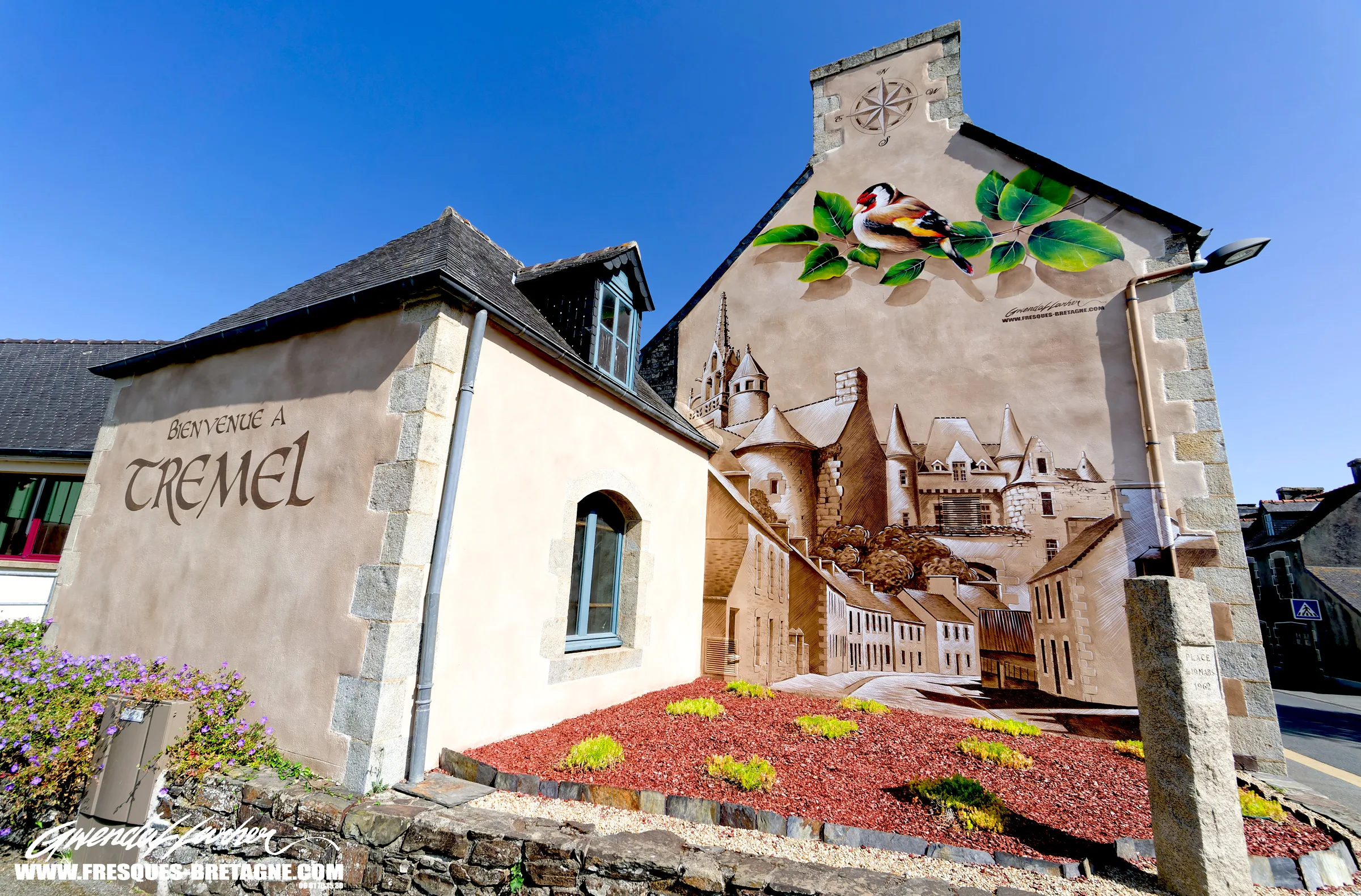 Fresque murale street art, vue d'ensemble de la façade de la mairie de Trémel, Côtes-d'Armor