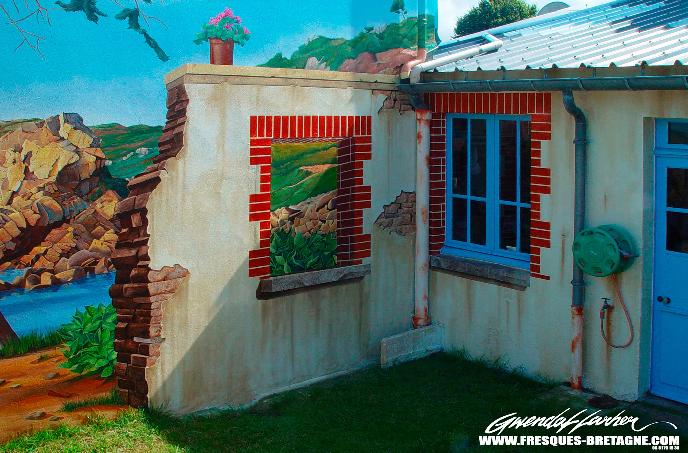 Fresque en trompe-l'œil sur mur mitoyen à Carantec: mur écroulé qui ouvre sur la plage du Guerzit