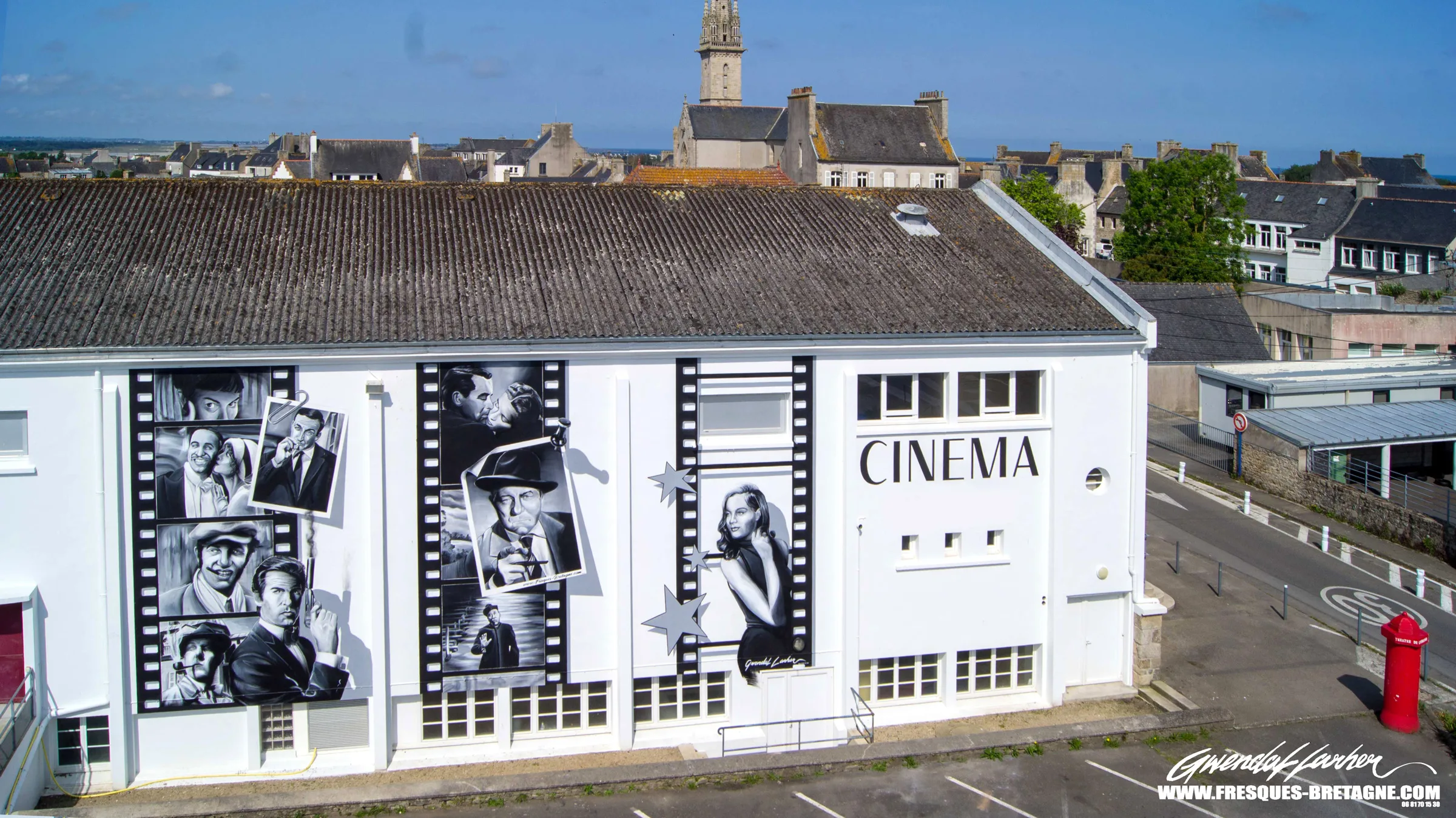 Vue du ciel de la façade du cinéma Le Dauphin et de sa fresque, Plouescat