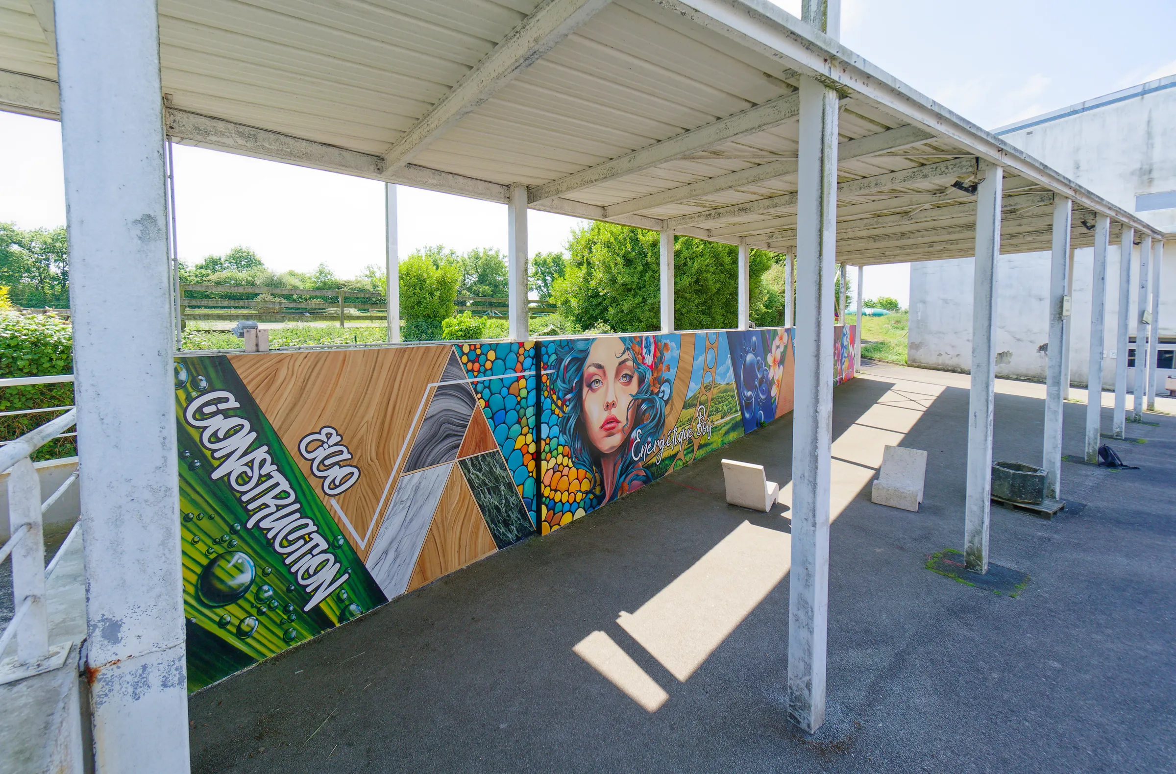 Fresque colorée sur le mur d'un préau du lycée de Pleyben, vue de dessus de l'œuvre