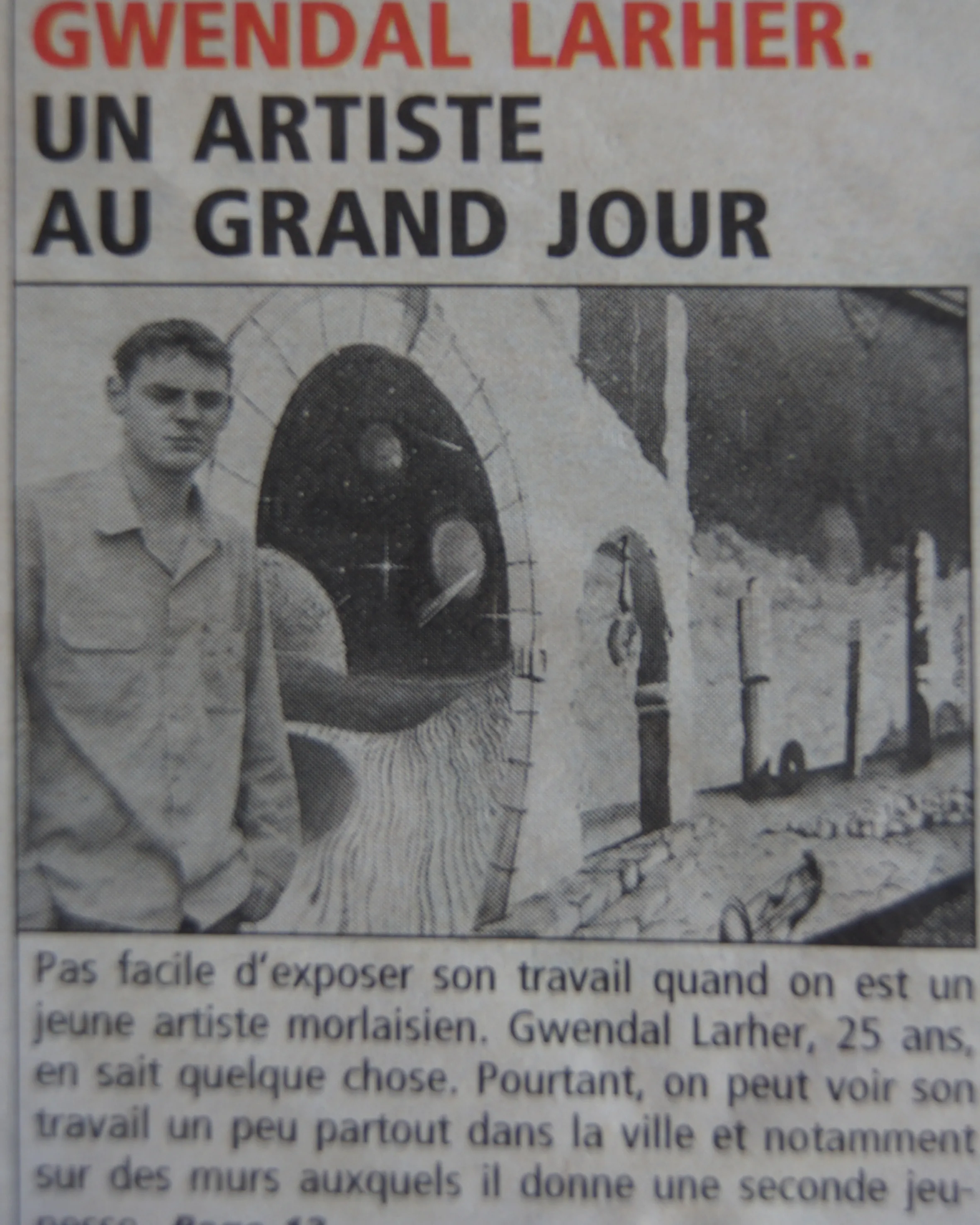 Article « Gwendal Larher, un artiste au grand jour », photo ancienne du jeune artiste devant une fresque en cours de réalisation.