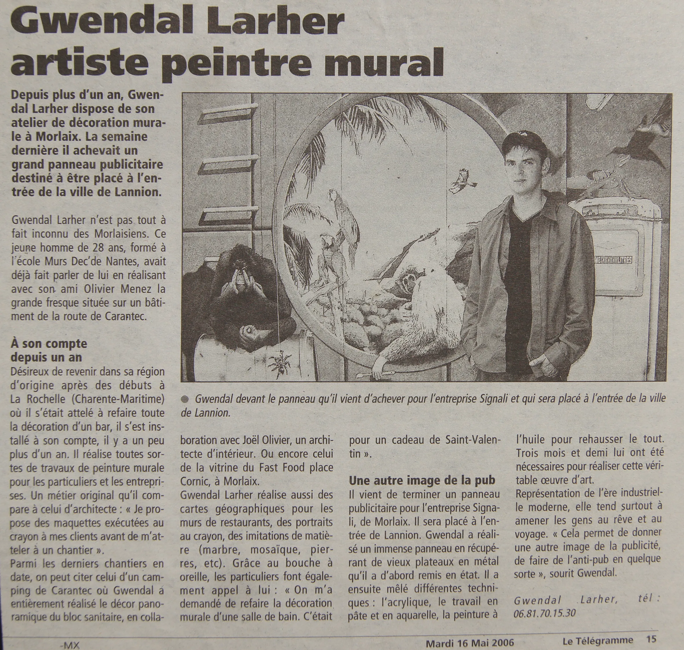 Article sur Gwendal Larher, artiste peintre mural, photo de l'artiste devant sa fresque de jungle avec perroquets et singes.