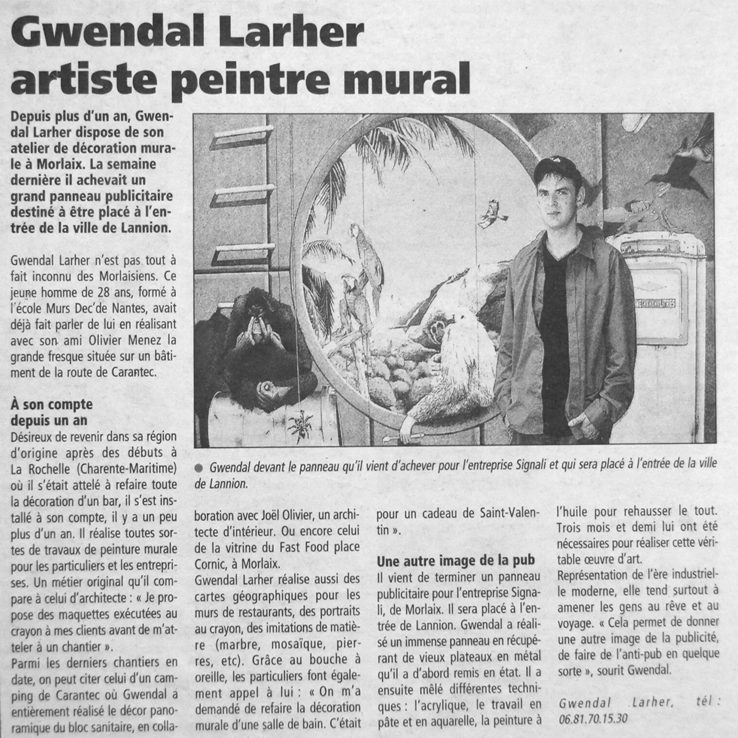 Article sur Gwendal Larher, artiste peintre mural, avec photo de l'artiste posant devant une fresque de jungle avec perroquets et singes.