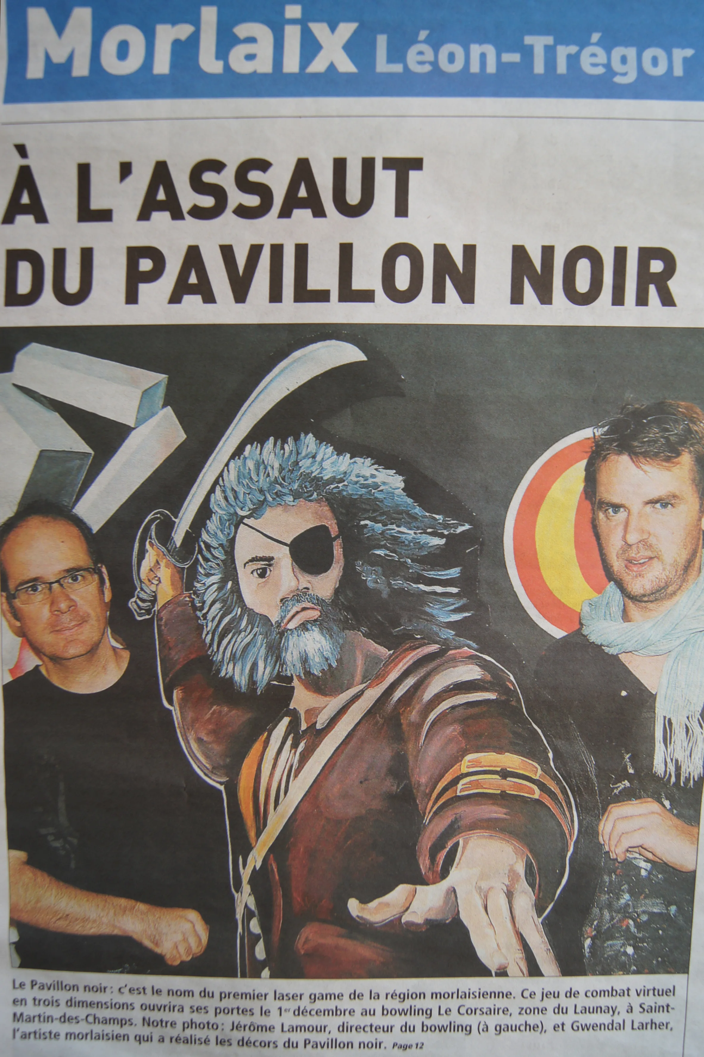 Article « À l'assaut du pavillon noir » sur le laser game de Saint-Martin-des-Champs, avec Gwendal Larher devant son décor de pirate peint.