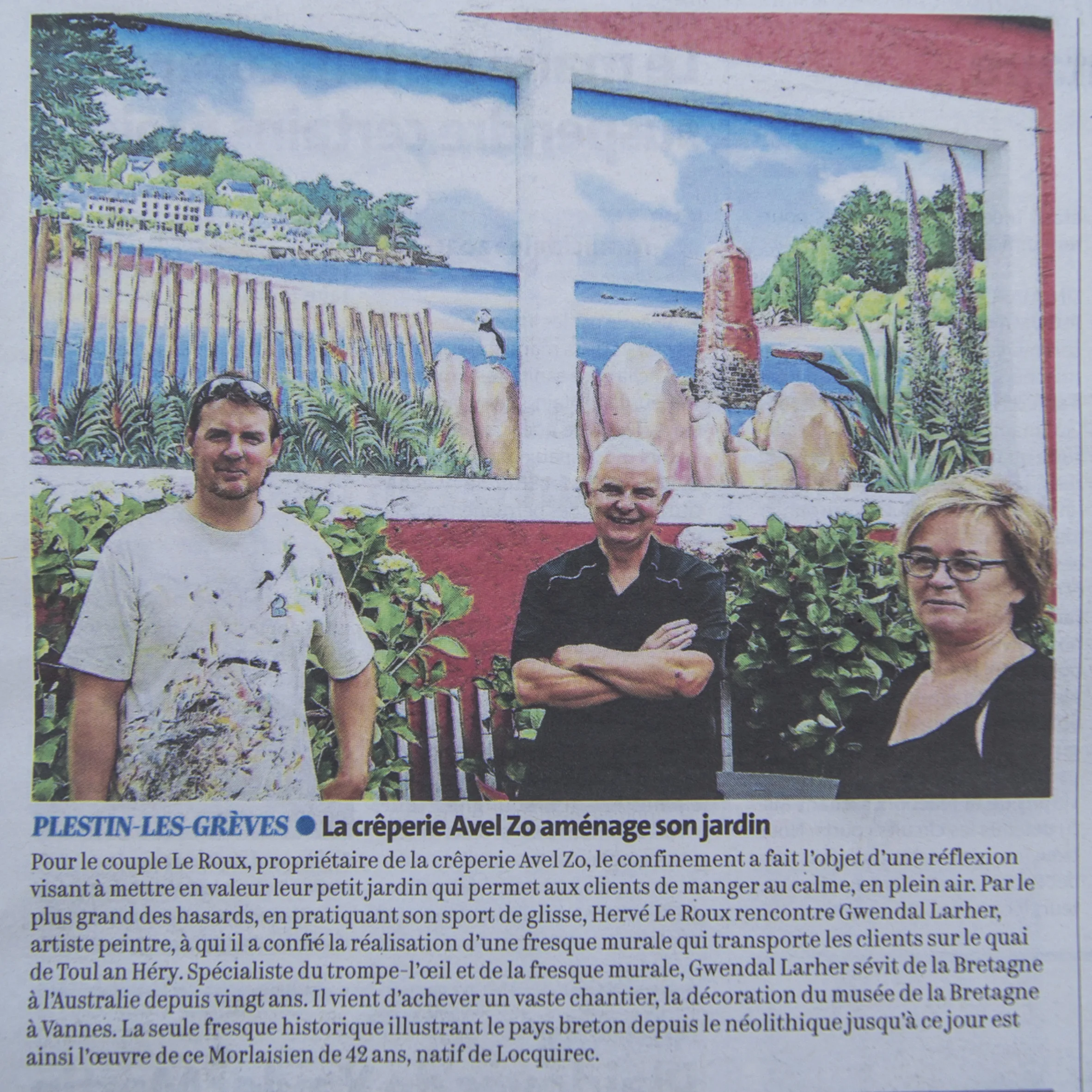 Article sur la crêperie Avel Zo à Plestin-les-Grèves, dont le jardin est décoré d'une fresque bretonne peinte par Gwendal Larher.