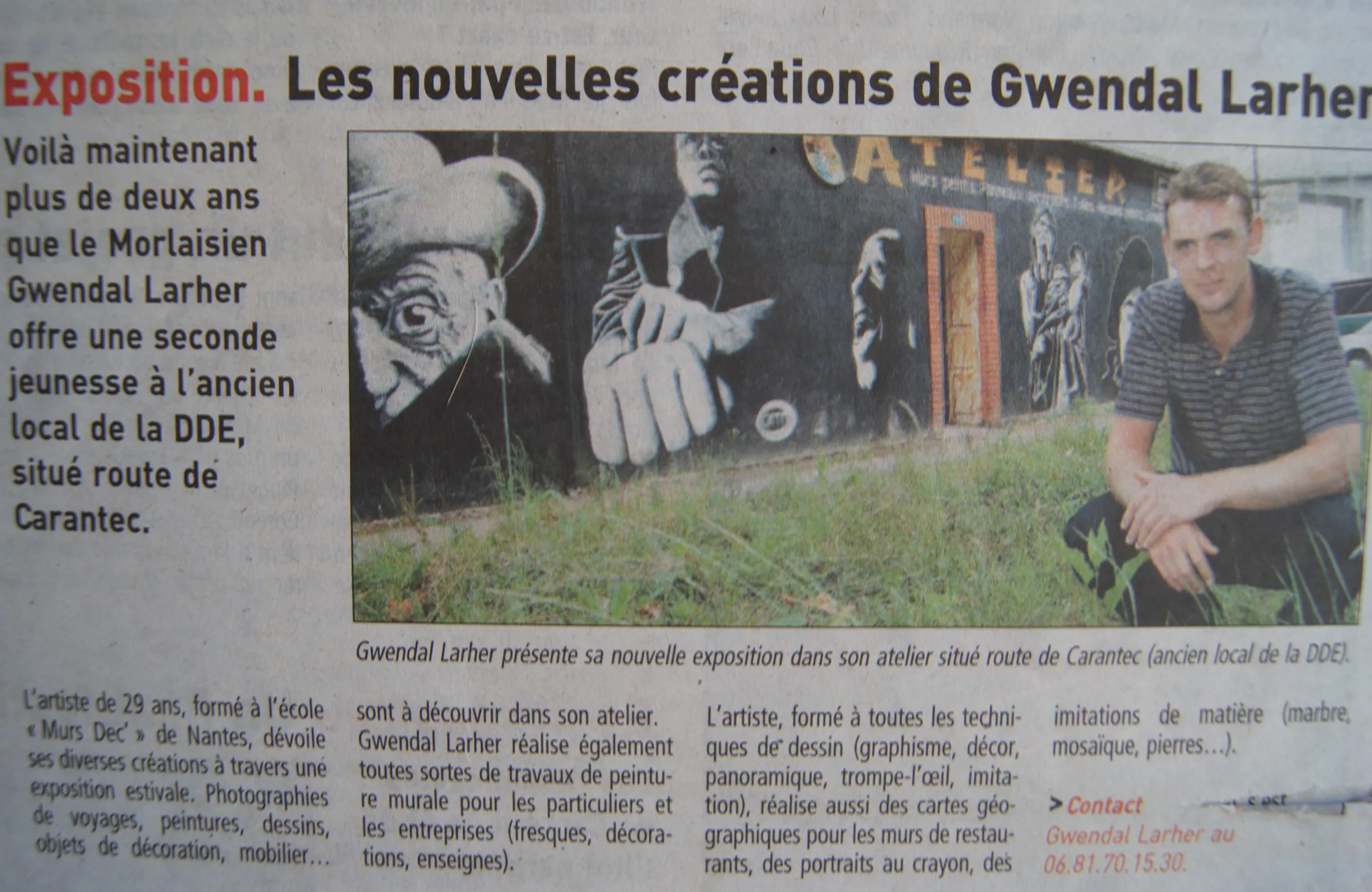 Article « Exposition, les nouvelles créations de Gwendal Larher », l'artiste devant son atelier peint de personnages en noir et blanc.