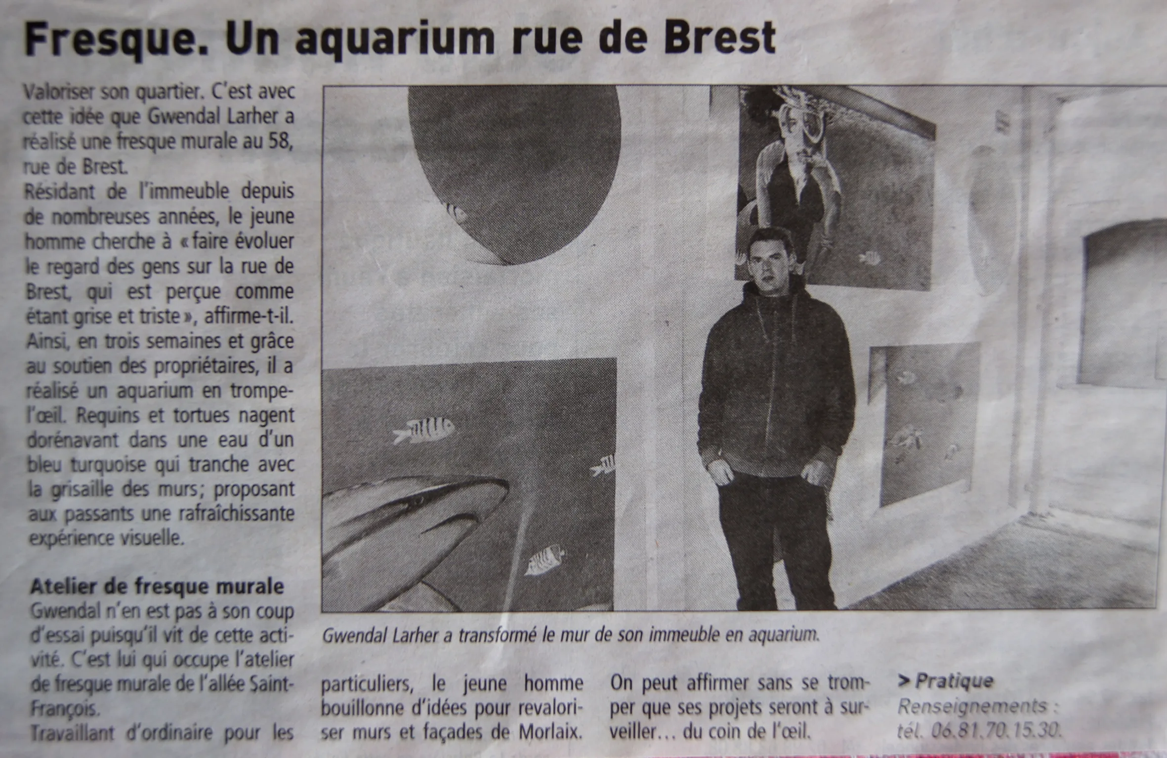 Article « Fresque, un aquarium rue de Brest », Gwendal Larher devant sa fresque en trompe-l'œil de requins et tortues.