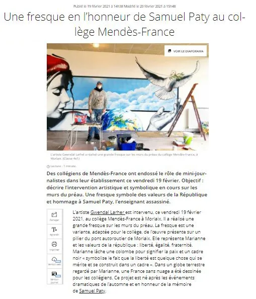 Article sur la fresque en hommage à Samuel Paty réalisée par Gwendal Larher au collège Mendès-France de Morlaix, avec photo de l'artiste devant l'œuvre.
