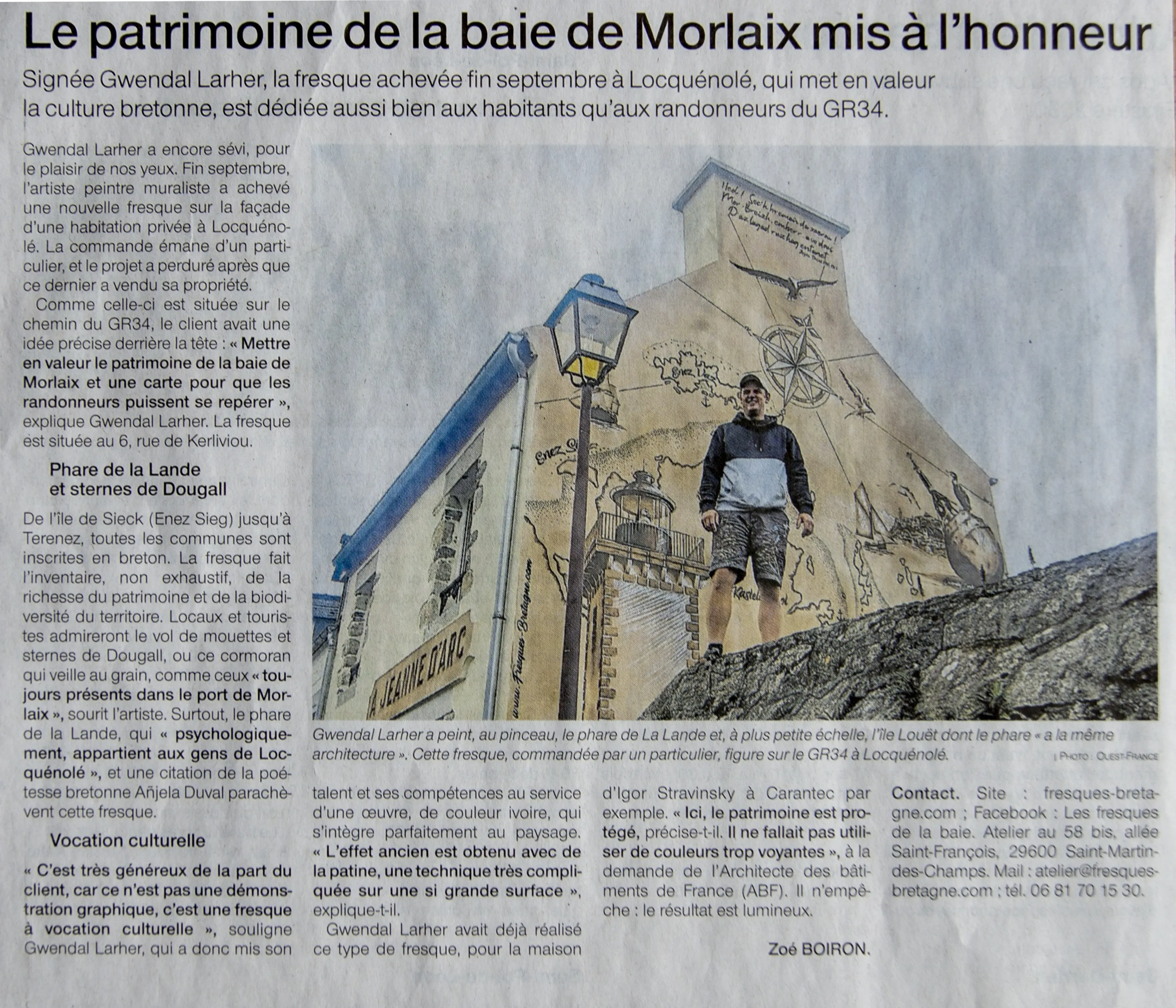 Article de presse sur la fresque du patrimoine de la baie de Morlaix peinte par Gwendal Larher à Locquénolé, avec l'artiste posant devant son œuvre.