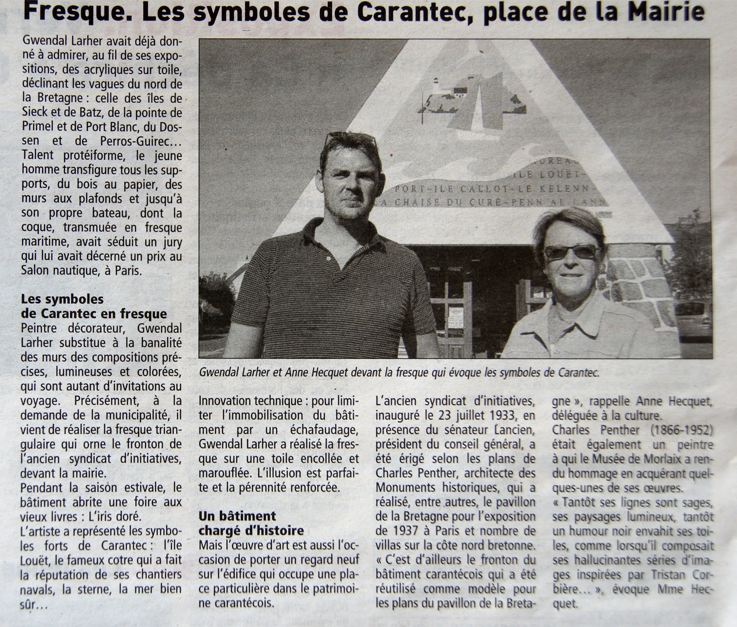 Article « Fresque, les symboles de Carantec » place de la Mairie, avec Gwendal Larher devant sa fresque triangulaire.