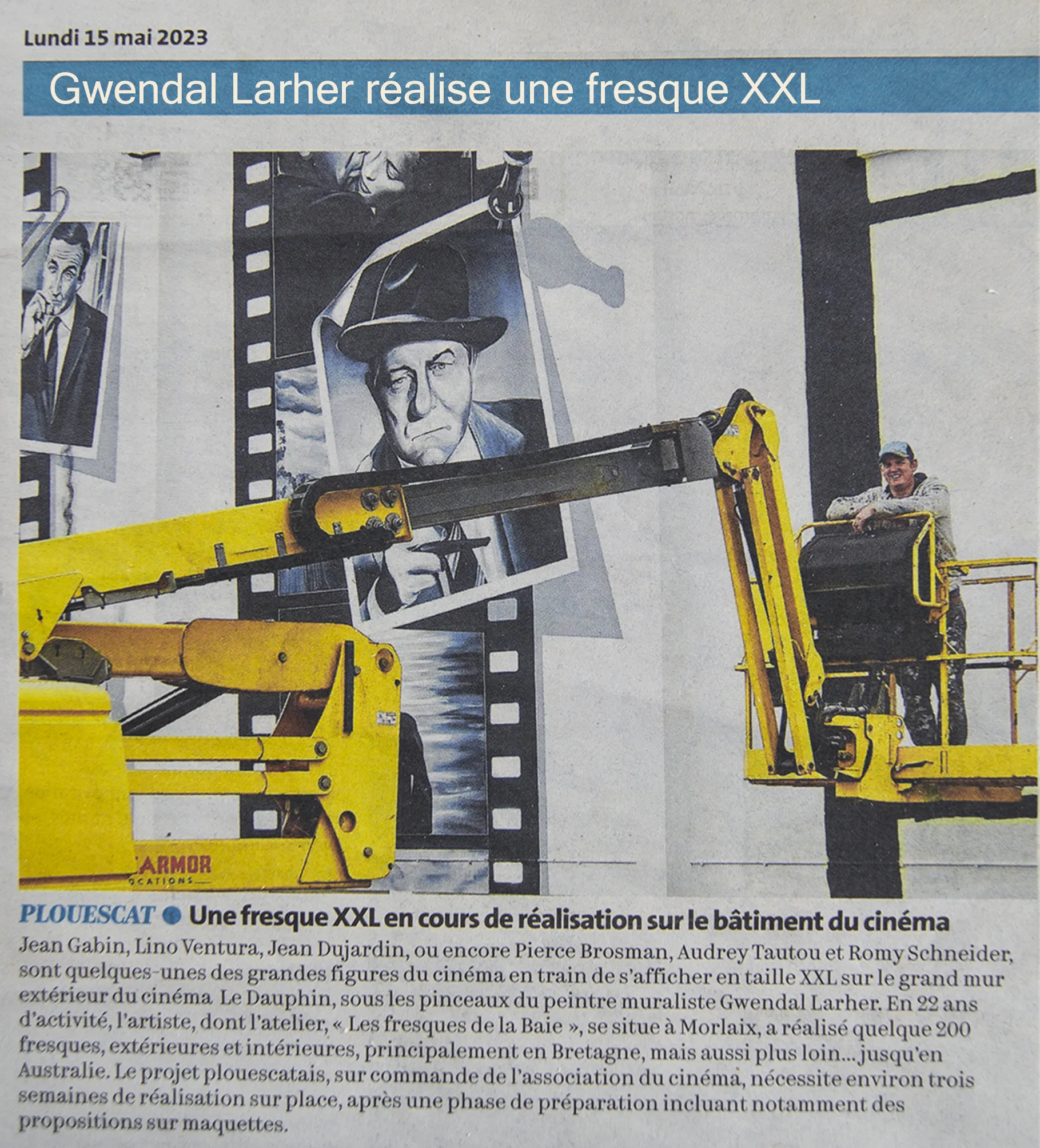 Coupure de presse imprimée titrée « Gwendal Larher réalise une fresque XXL », avec photo de l'artiste sur une nacelle devant le cinéma de Plouescat.