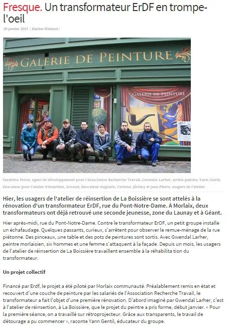 Article en ligne « Fresque, un transformateur ErDF en trompe-l'œil », photo de groupe devant la Galerie de peinture peinte par Gwendal Larher à Morlaix.