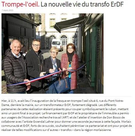 Article en ligne « Trompe-l'œil, la nouvelle vie du transfo ErDF », photo de l'inauguration de la fresque devant la Galerie de peinture à Morlaix.