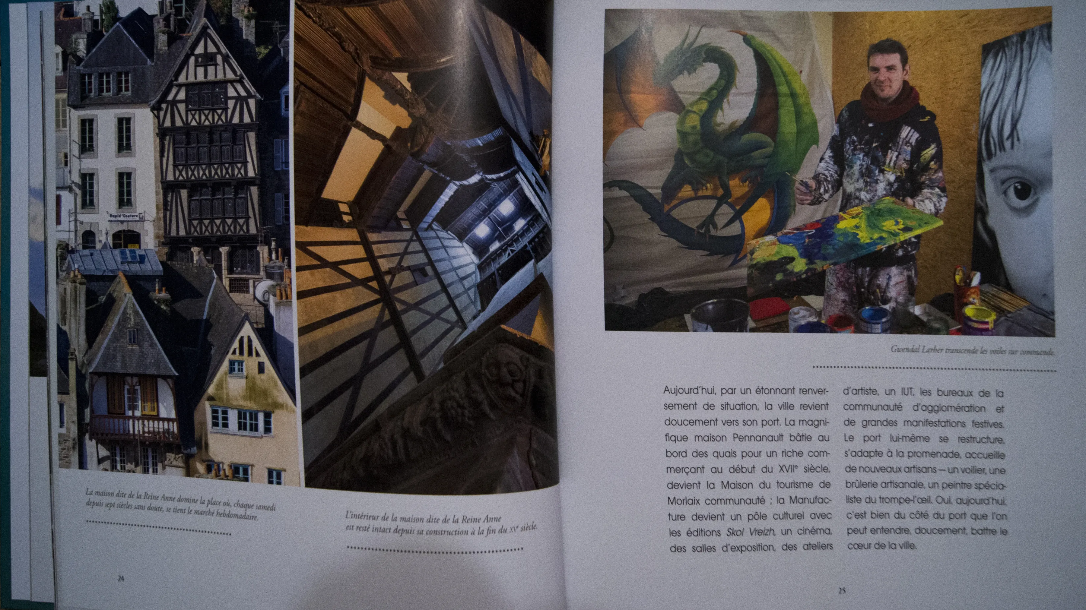 Double page d'un livre sur la baie de Morlaix, portrait de Gwendal Larher peignant un dragon dans son atelier.