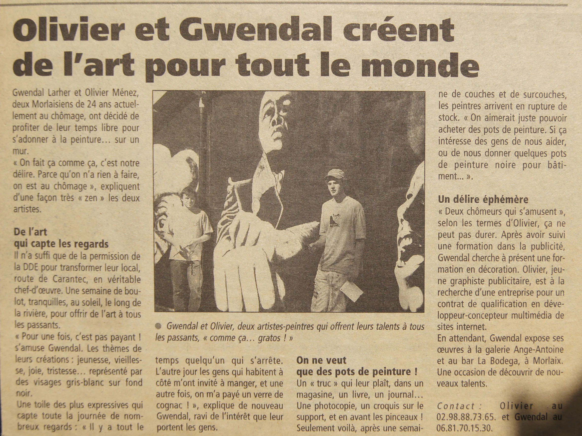 Article « Olivier et Gwendal créent de l'art pour tout le monde », les deux artistes peignant leur fresque en noir et blanc.