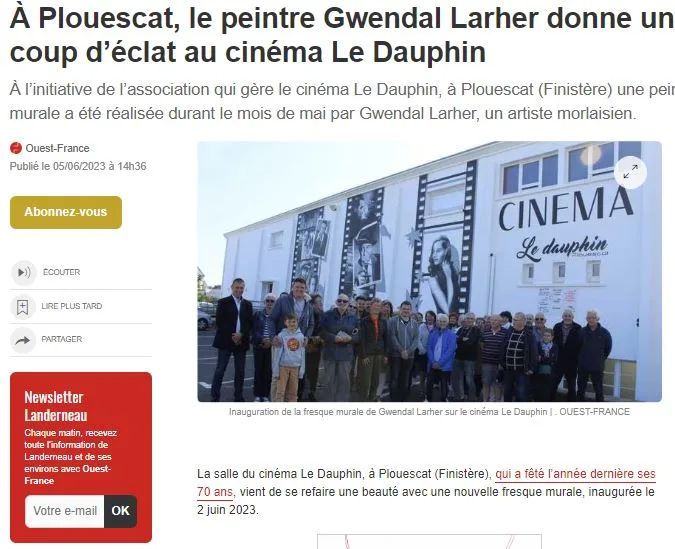 Article Ouest-France « À Plouescat, le peintre Gwendal Larher donne un coup d'éclat au cinéma Le Dauphin », avec photo de l'inauguration de la fresque.