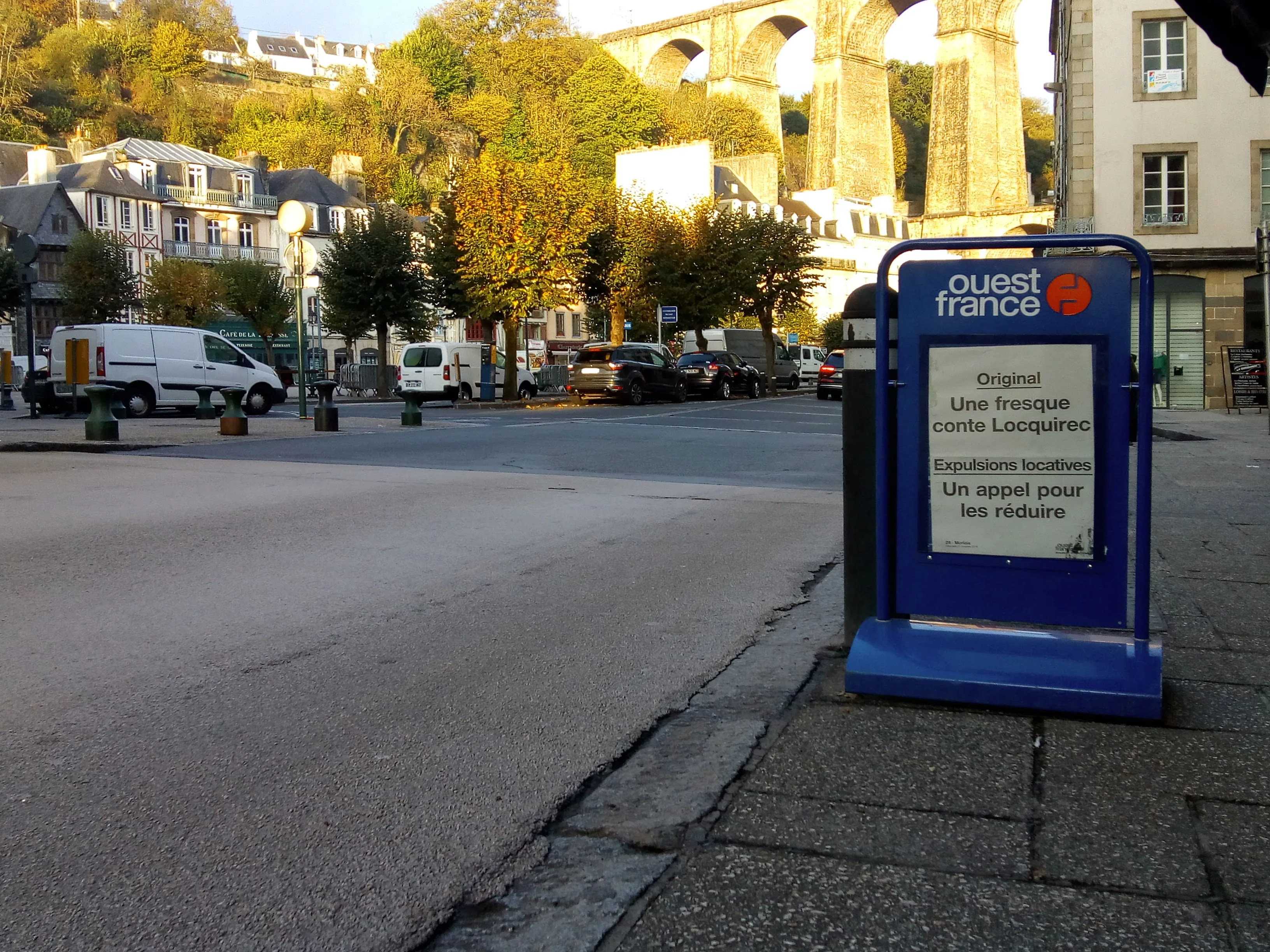 Photo d'un présentoir Ouest-France dans une rue de Morlaix annonçant l'article sur la fresque de Locquirec.