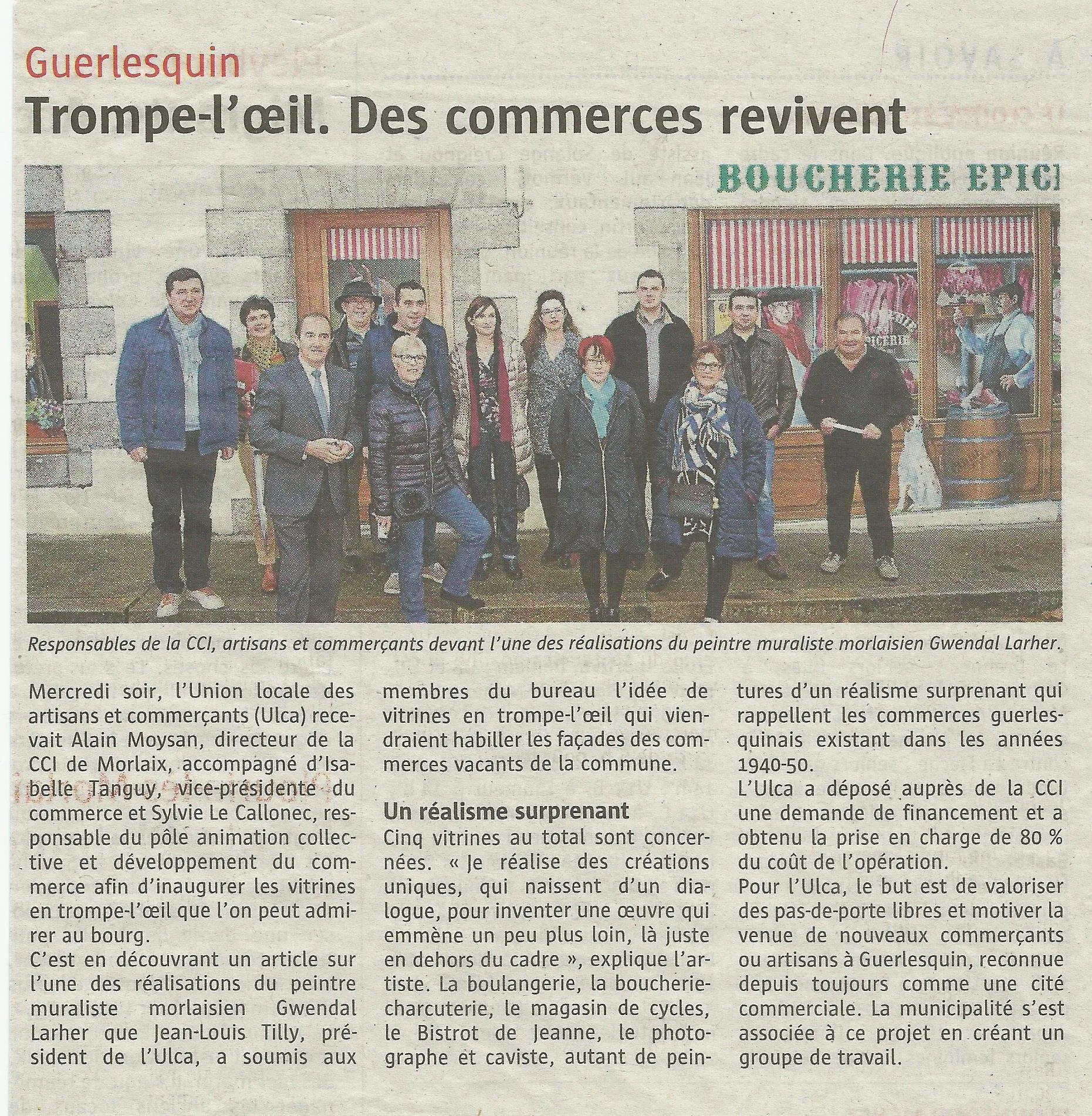 Article « Trompe-l'œil, des commerces revivent » à Guerlesquin, avec élus et commerçants posant devant une fresque de Gwendal Larher.