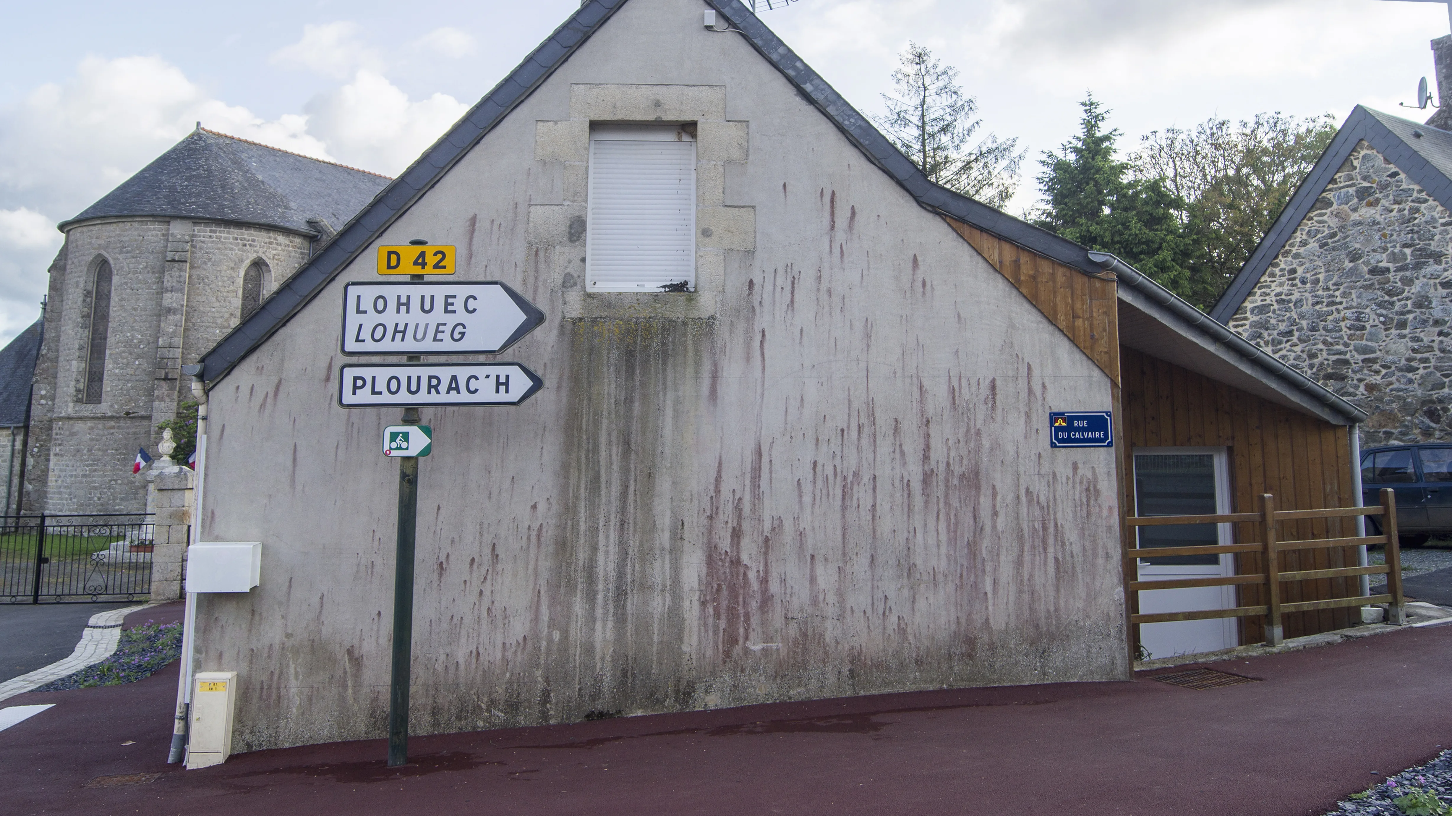 Mur de pignon dégradé avant réhabilitation à Calanhel, Côtes-d'Armor.
