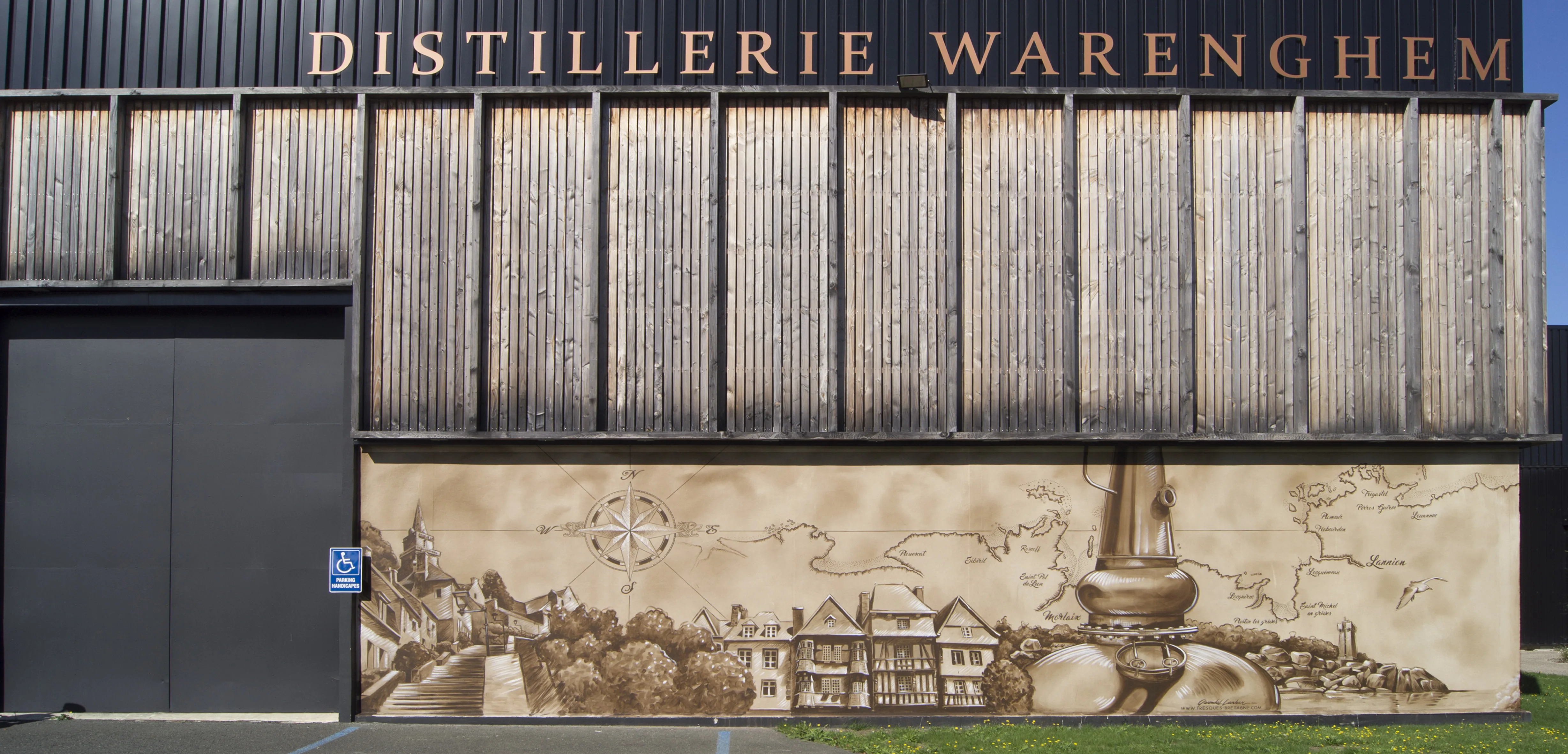 Carte marine et boussole en trompe-l'œil, devanture transformée de la distillerie Warenghem à Lannion.